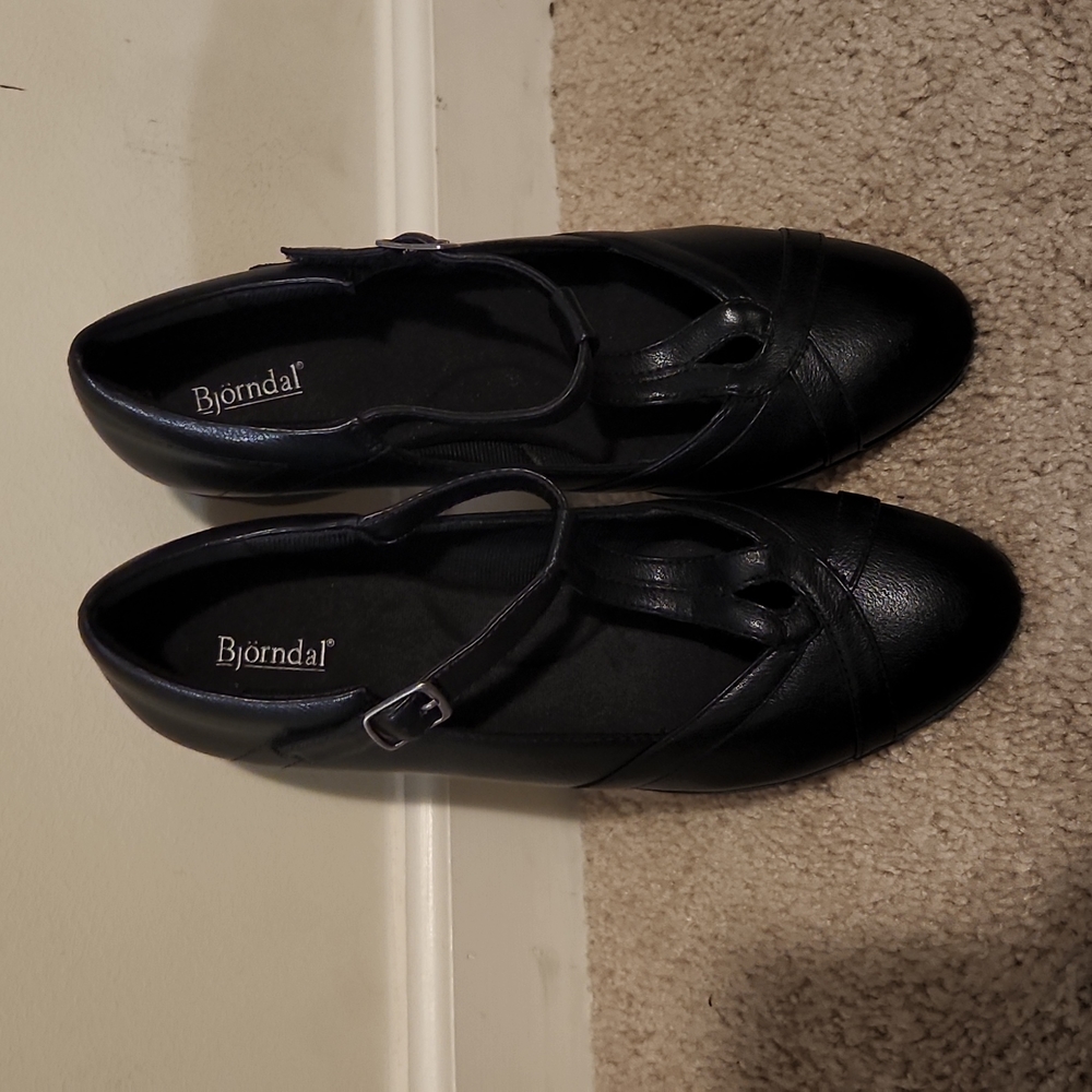 Bjorndal black shoes. Very comfortable.size 9.5 Black